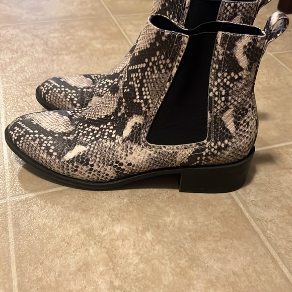Steve Madden Devan Snakeskin Chelsea Boots - Picture 9 of 9
